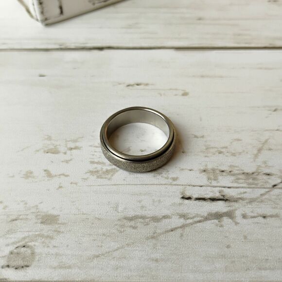 NEW Silver Tone Fidget Spinning Band Ring Size 7 Moving Turning Eclectic - Picture 2 of 3